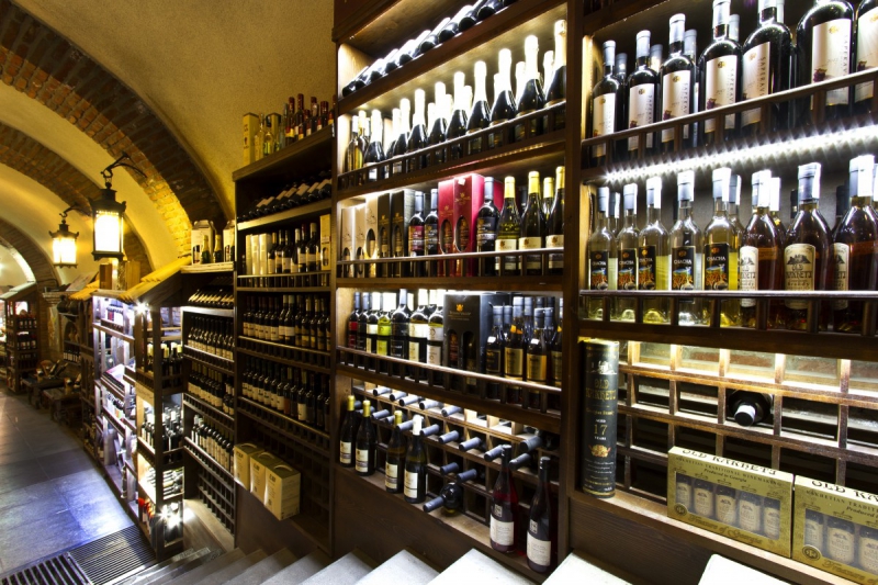 bar-ARTIGUES-min_world_street_travel_shop_canon_georgia_wine_bottles-429767